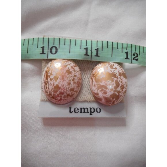 New Vintage clip on earrings gold with pink base costume jewelry Unused - Picture 3 of 3